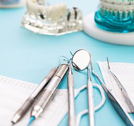 Eine Auswahl an Operationsbesteck vom Zahnarzt